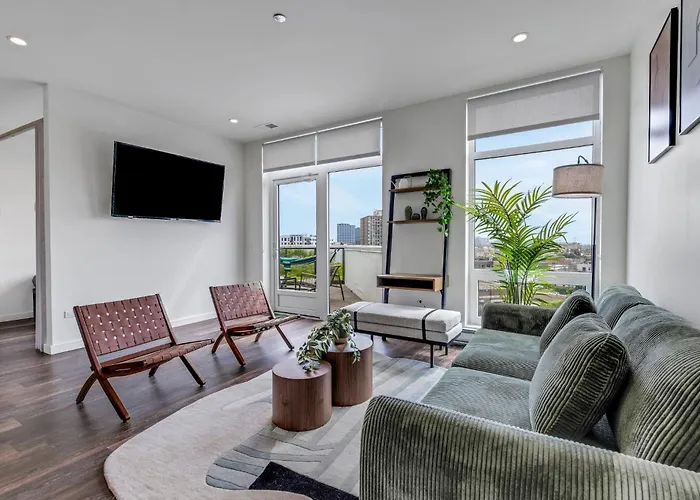 Luxurious 3Bd Penthouse L Private Patio L Gym L Stunning Rooftop