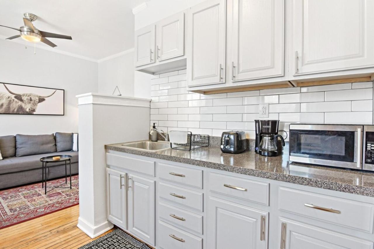 1br Modern Close To Shops & Restaurants - Belmont C6 *