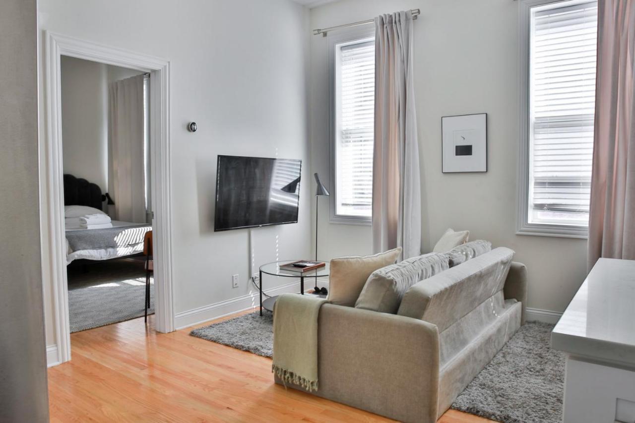 Frontdesk Updated West Town 2 Bedroom Apt With W&d