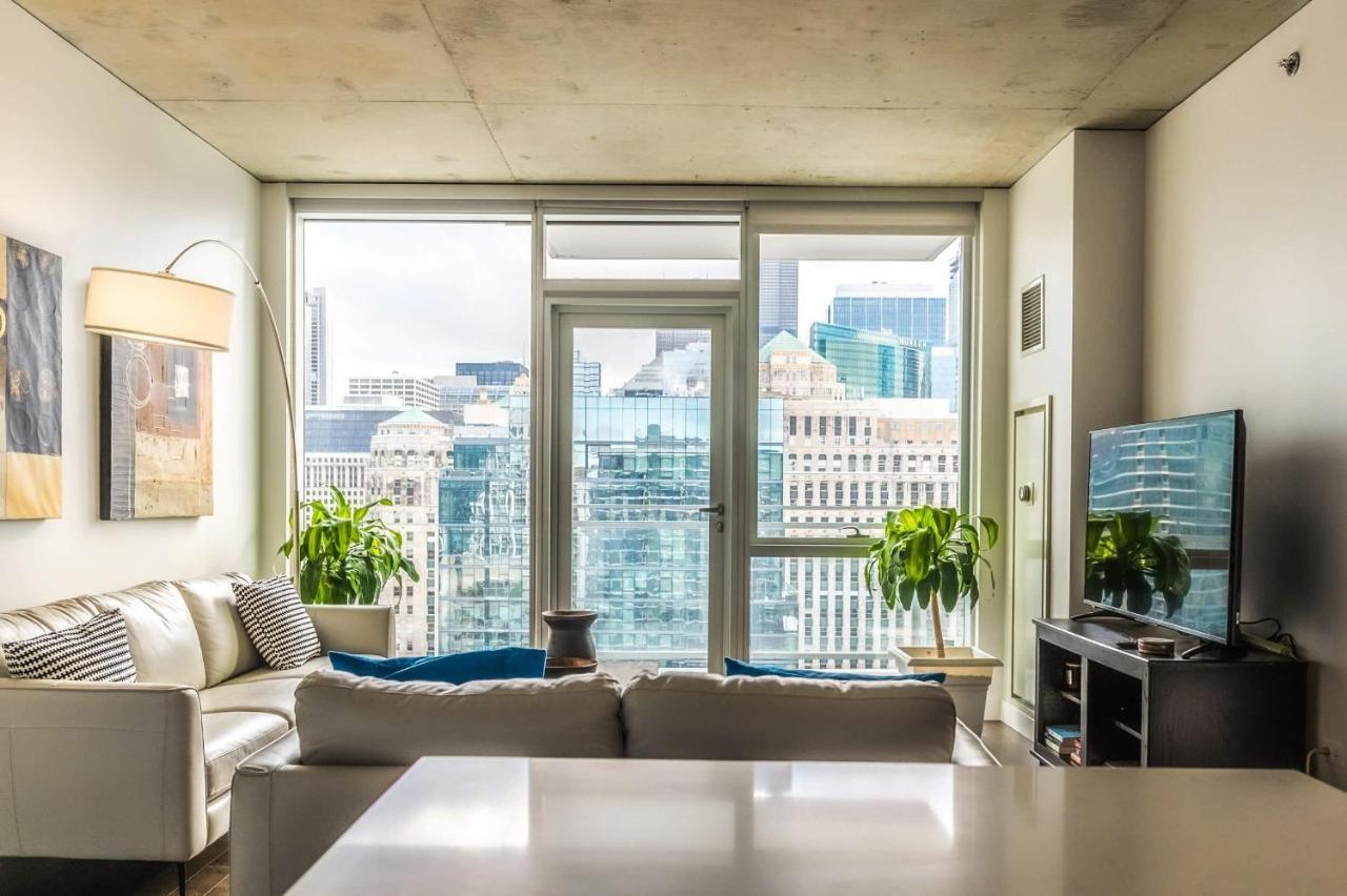 Apartment 2b,2ba Luxury Balcony,wi-fi, Paid In&out Parking In Bldg Chicago