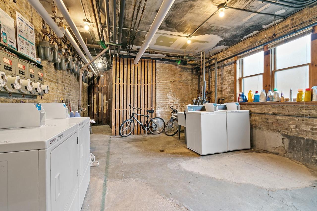 Furnished 1br With Natural Light & King Beds - Larchmont 1b-2b * Chicago