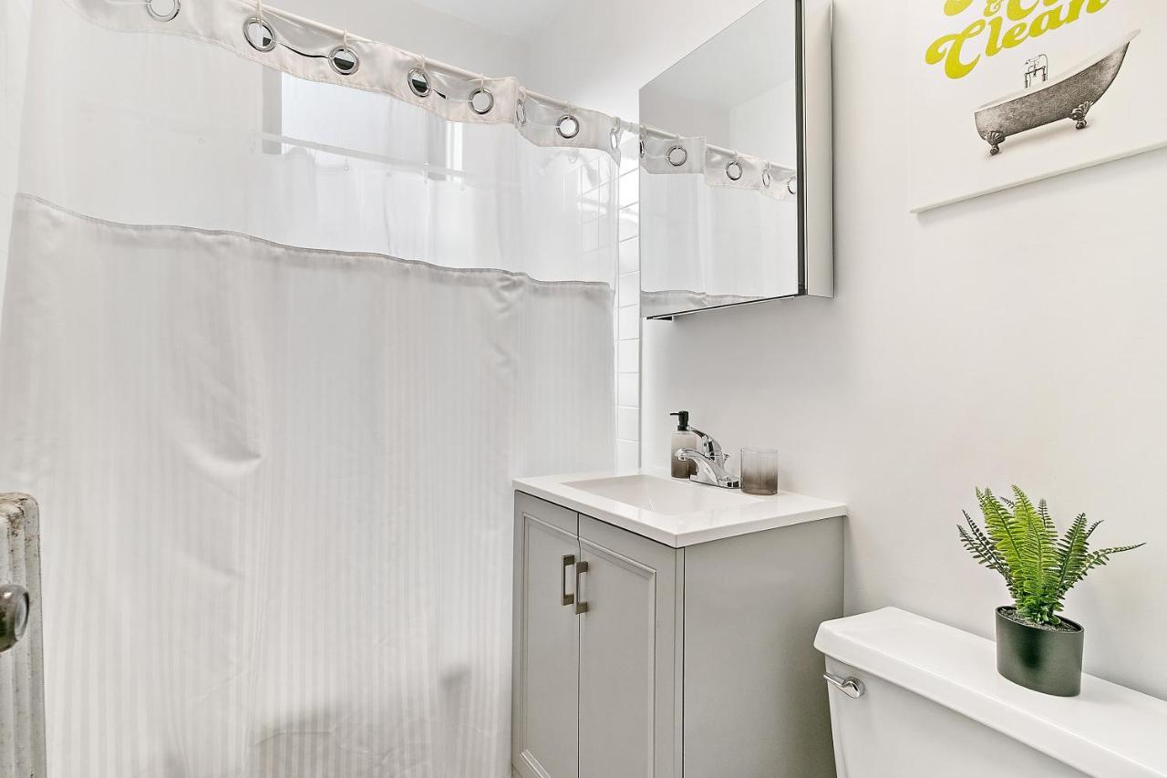 Furnished 1br With Natural Light & King Beds - Larchmont 1b-2b Apartment *