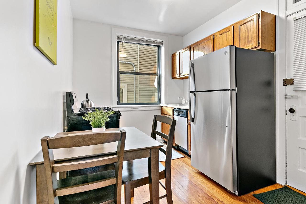Furnished 1br With Natural Light & King Beds - Larchmont 1b-2b Chicago