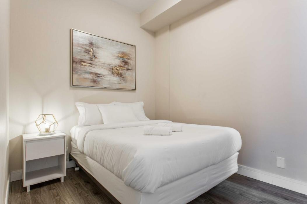 The Double Play - 1 Min Walk To Wrigley! Spacious 2br - Perfect For Cubs Fans! Apartment *
