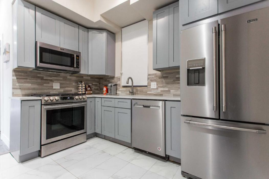 Apartment The Double Play - 1 Min Walk To Wrigley! Spacious 2br - Perfect For Cubs Fans! Chicago