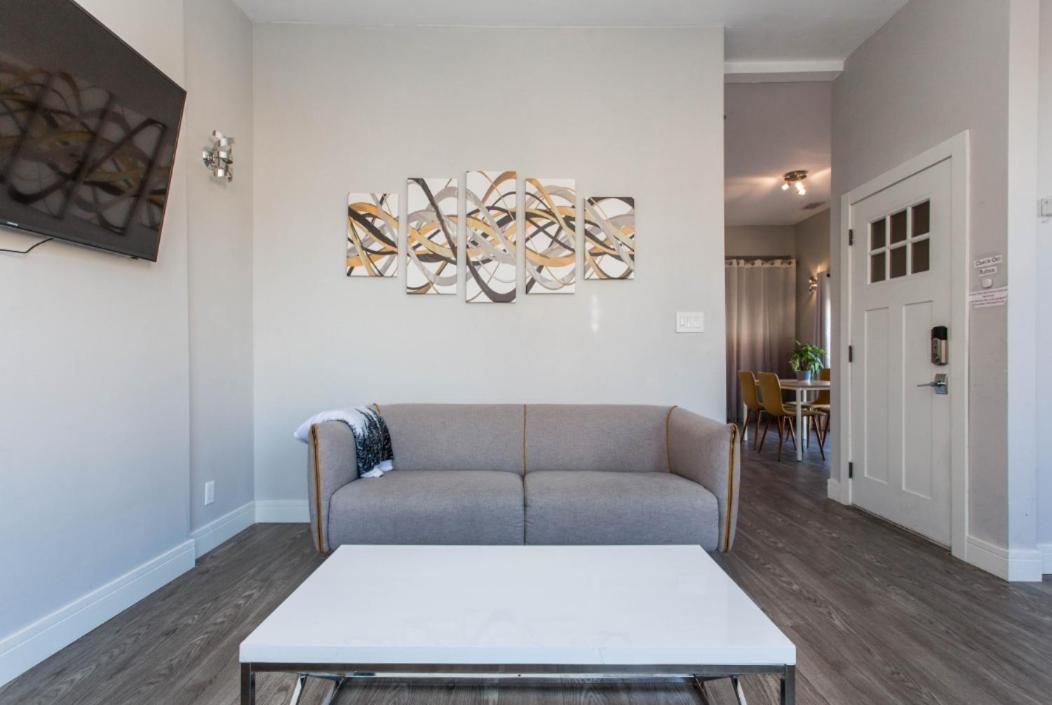 The Double Play - 1 Min Walk To Wrigley! Spacious 2br - Perfect For Cubs Fans! Apartment Chicago