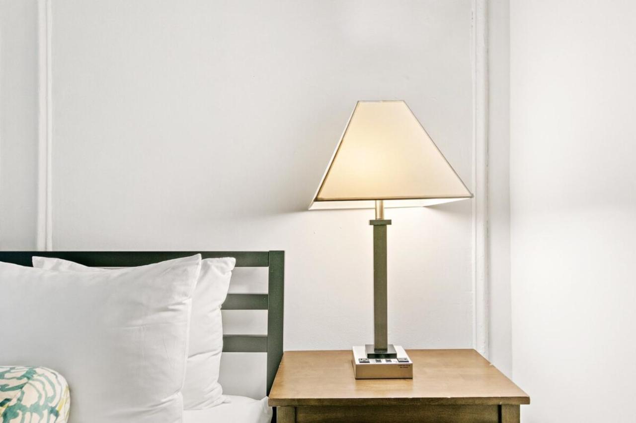 Convenient 2br Apt Close To Shops, Dining, Loyola - Lunt 2s
