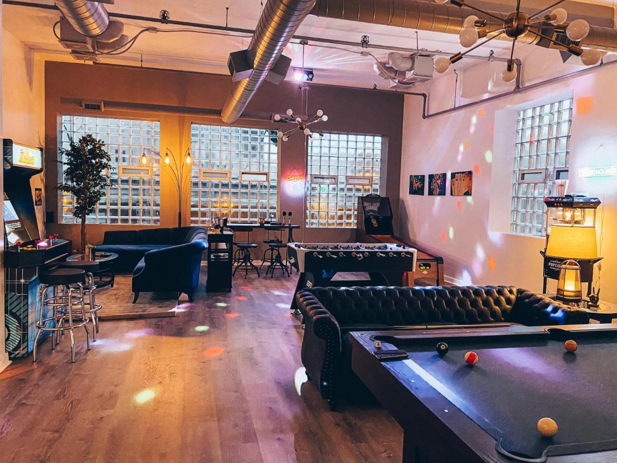 Apartment Penthouse Of Joy With Over 4000 Games! Chicago