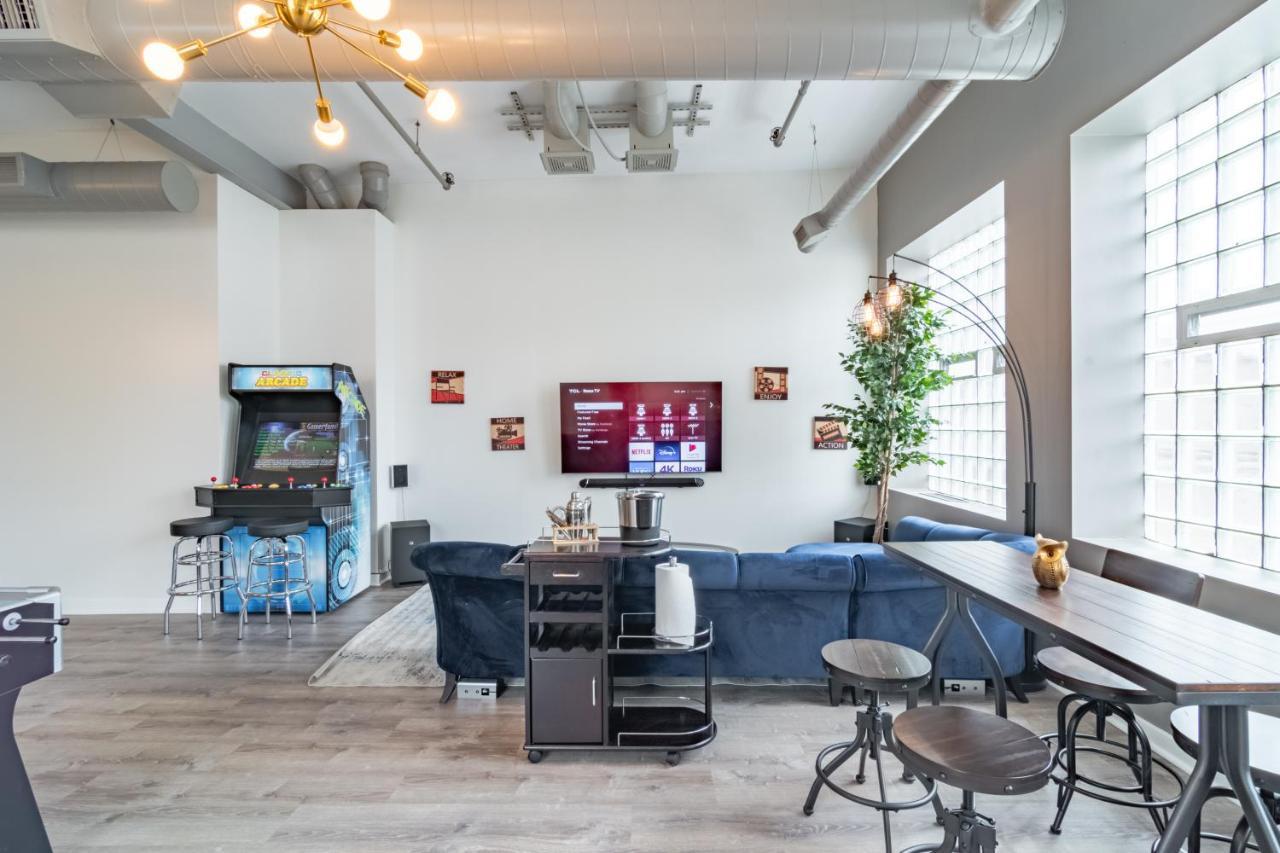 Penthouse Of Joy With Over 4000 Games! Apartment *