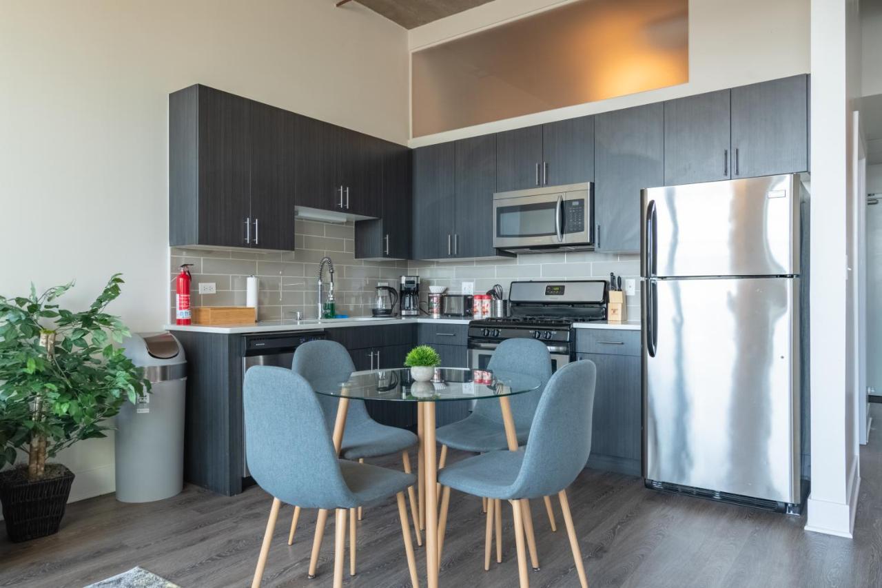 Mccormick Place 2b-2b Family Unit With Optional Parking Sleeps Up To 8 Chicago