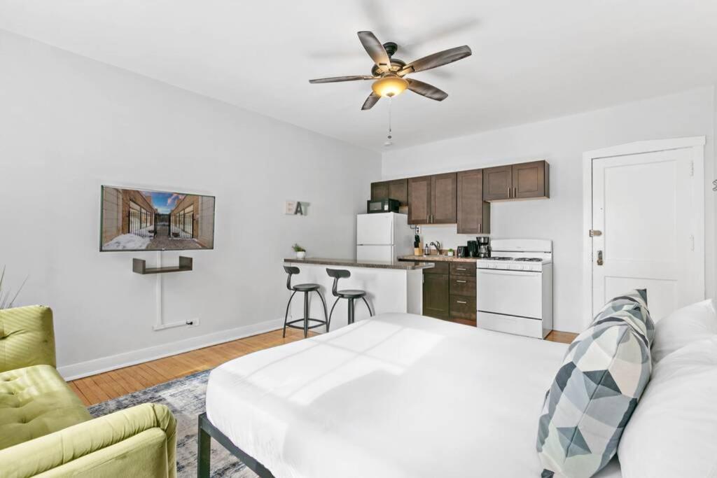 Well-equipped In - Belmont B7 Chicago