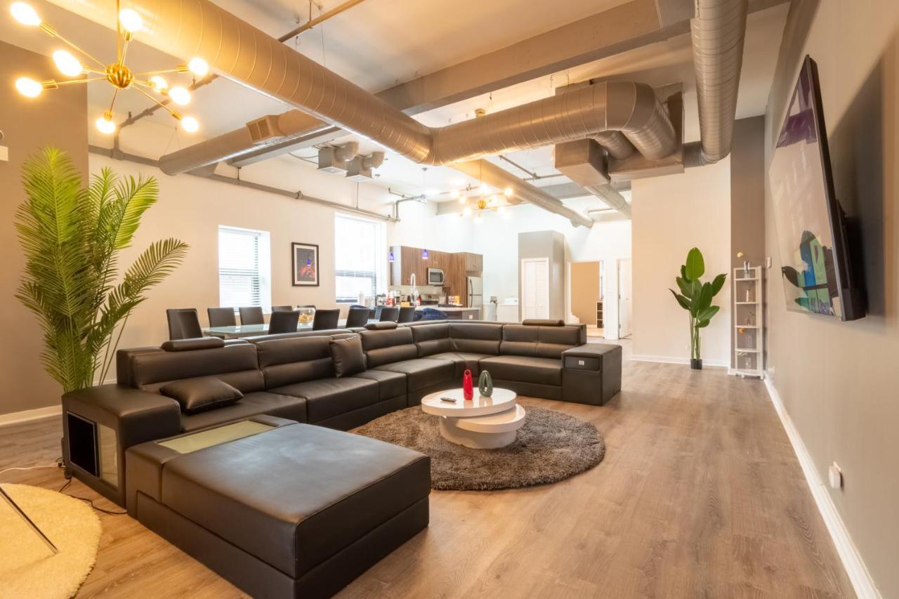 Penthouse Of Joy With Over 4000 Games! Apartment Chicago