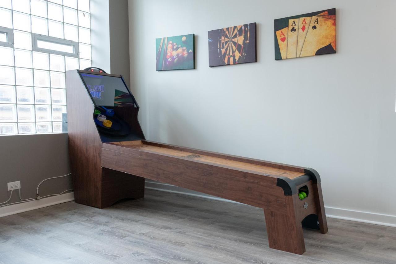 Apartment Penthouse Of Joy With Over 4000 Games! Chicago