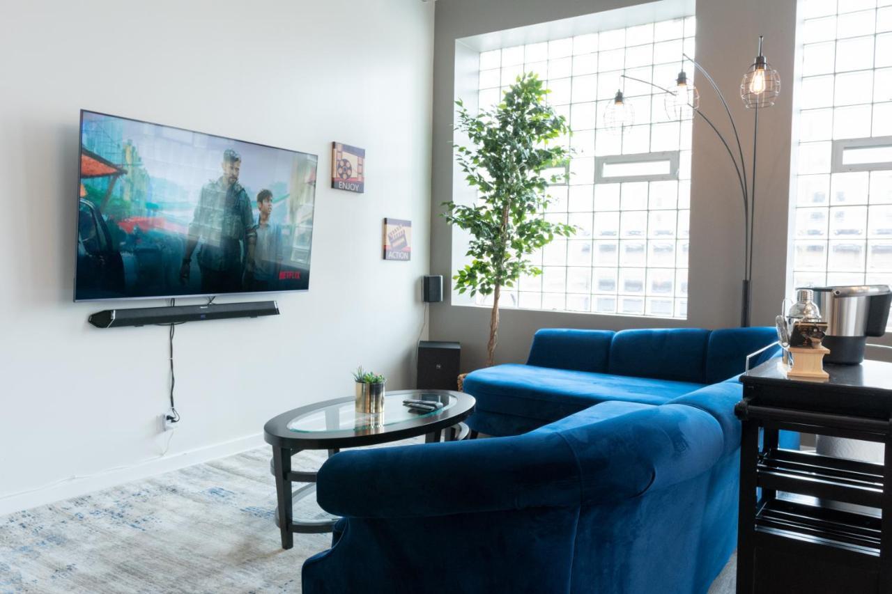 Penthouse Of Joy With Over 4000 Games! Apartment