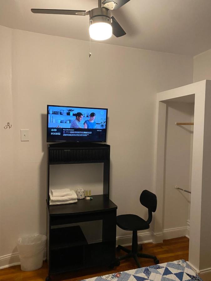 Hollywood Llc Guest house Chicago