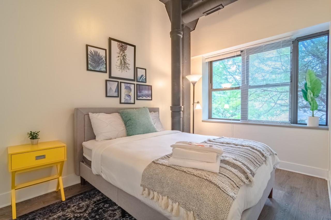 Ideal 3br Business Or Leisure In Fully Stocked Kitchen & Fast Internet With Optional Parking Near Soldier Field, Grant Park & Mccormick Place *