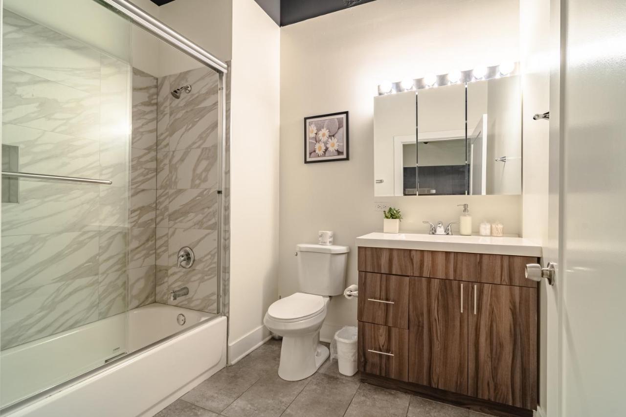 Apartment Ideal 3br Business Or Leisure In Fully Stocked Kitchen & Fast Internet With Optional Parking Near Soldier Field, Grant Park & Mccormick Place *