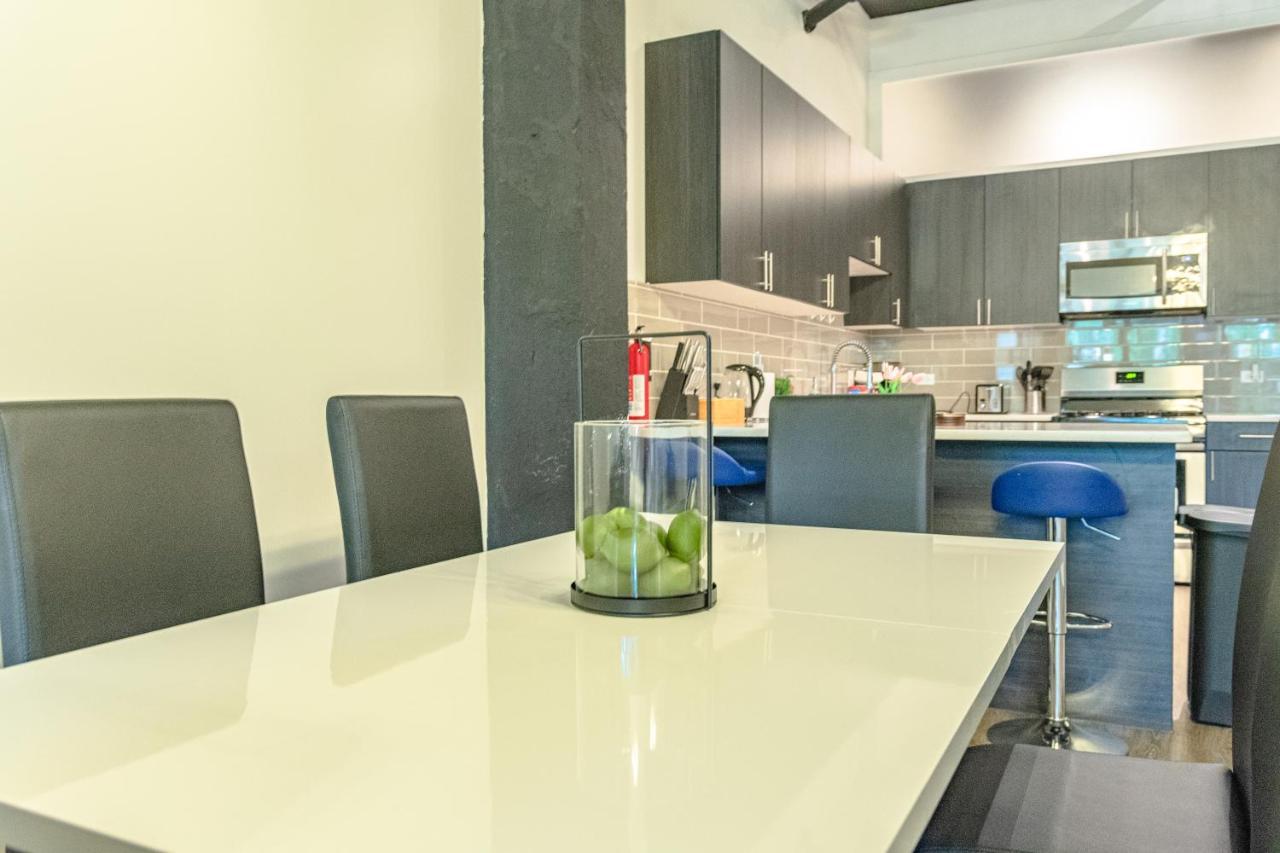 Ideal 3br Business Or Leisure In Fully Stocked Kitchen & Fast Internet With Optional Parking Near Soldier Field, Grant Park & Mccormick Place Apartment *