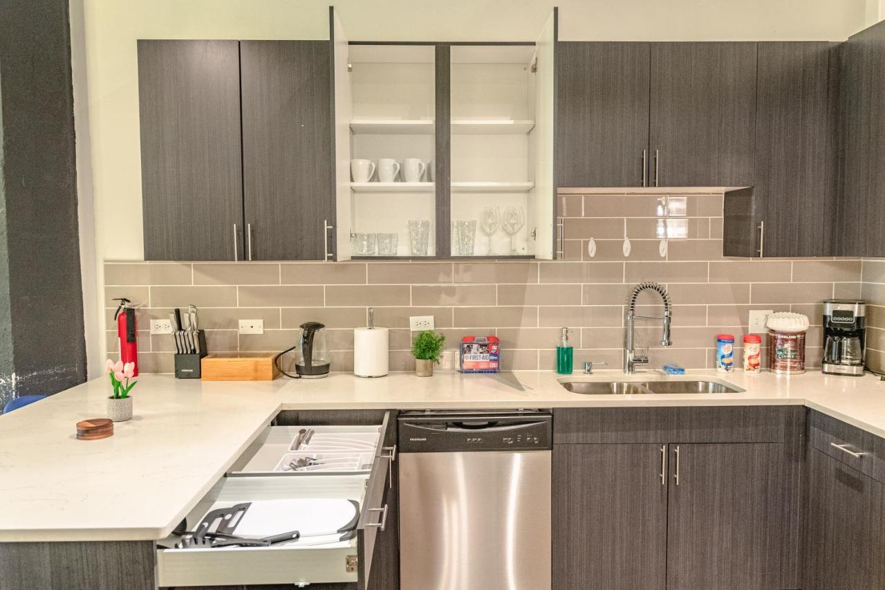 Ideal 3br Business Or Leisure In Fully Stocked Kitchen & Fast Internet With Optional Parking Near Soldier Field, Grant Park & Mccormick Place *