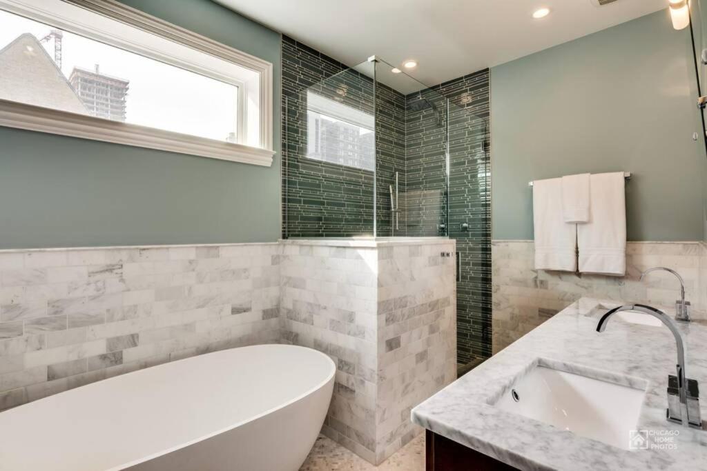 Gold Coast With Free Parking Garage Sleeps 10 Chicago