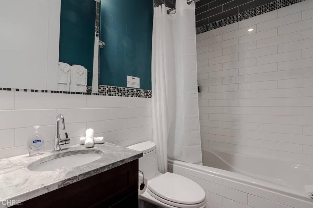 Villa Gold Coast With Free Parking Garage Sleeps 10 Chicago