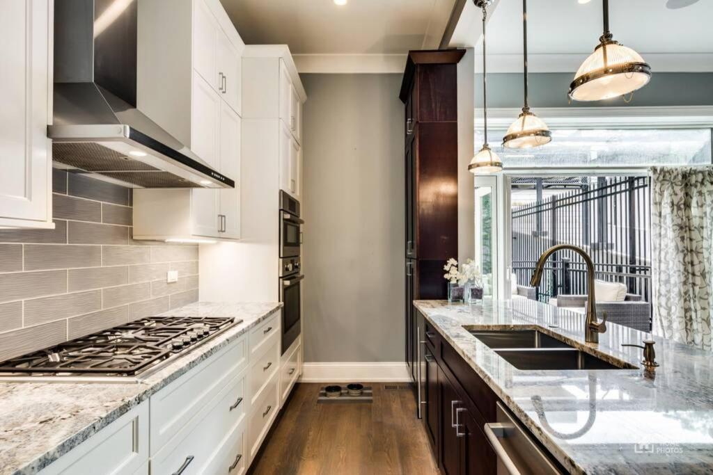 Villa Gold Coast With Free Parking Garage Sleeps 10 *