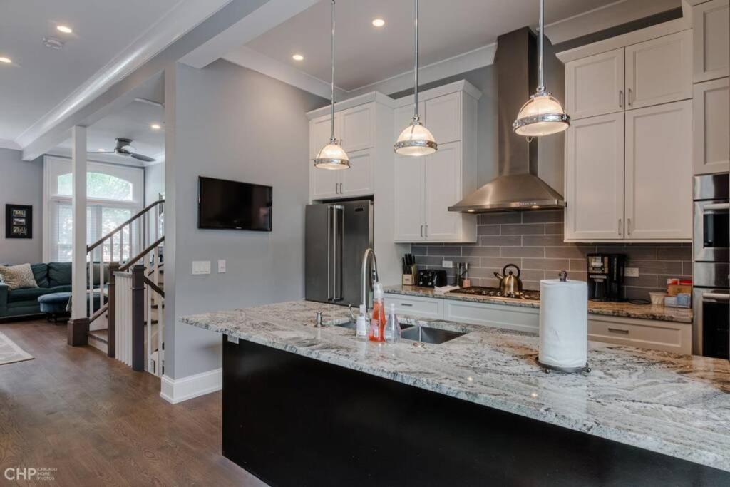 Gold Coast With Free Parking Garage Sleeps 10 * Chicago