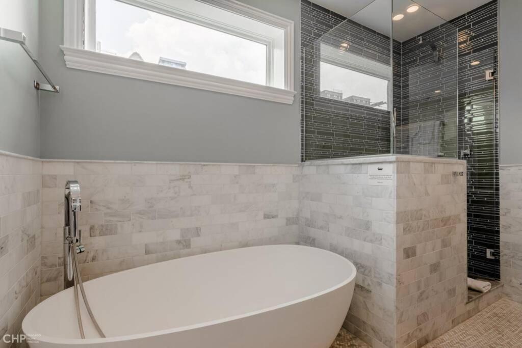 Gold Coast With Free Parking Garage Sleeps 10 Villa Chicago