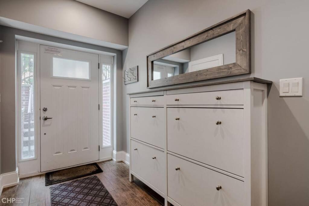 Villa Gold Coast With Free Parking Garage Sleeps 10 Chicago