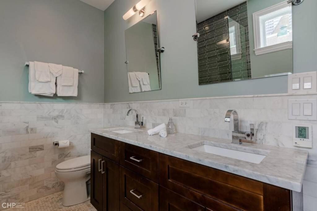 Villa Gold Coast With Free Parking Garage Sleeps 10 Chicago