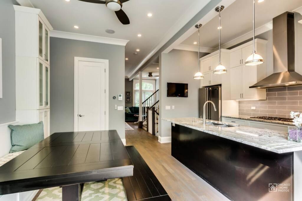 Gold Coast With Free Parking Garage Sleeps 10 Chicago