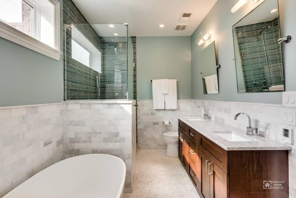 Gold Coast With Free Parking Garage Sleeps 10 Chicago