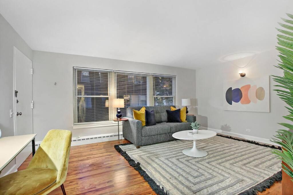 Charming 1br Apt With Spacious Living - Foster 1s Apartment Chicago