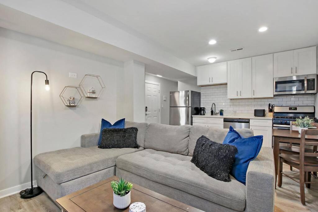 Fully Furnished 2br 2ba Apt With In-unit Laundry - Warren Rep Apartment *