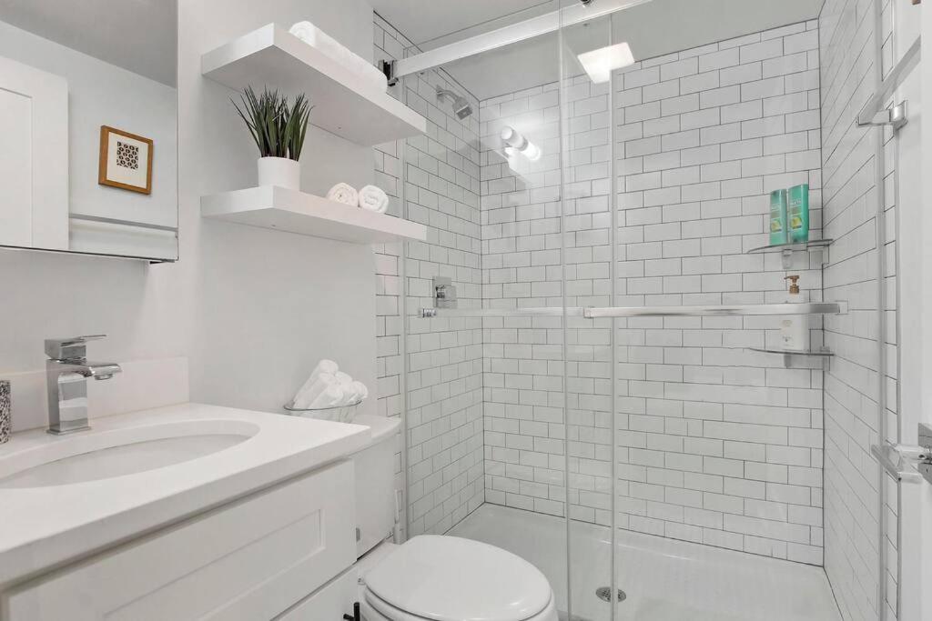 Elite Uptown Studio Apt Close To Shops - Montrose 313 Apartment