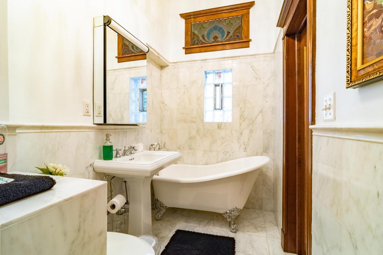 Luxurious Classic Gold Coast For 12 Guests Chicago