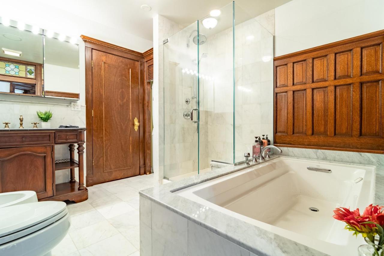 Luxurious Classic Gold Coast For 12 Guests Chicago