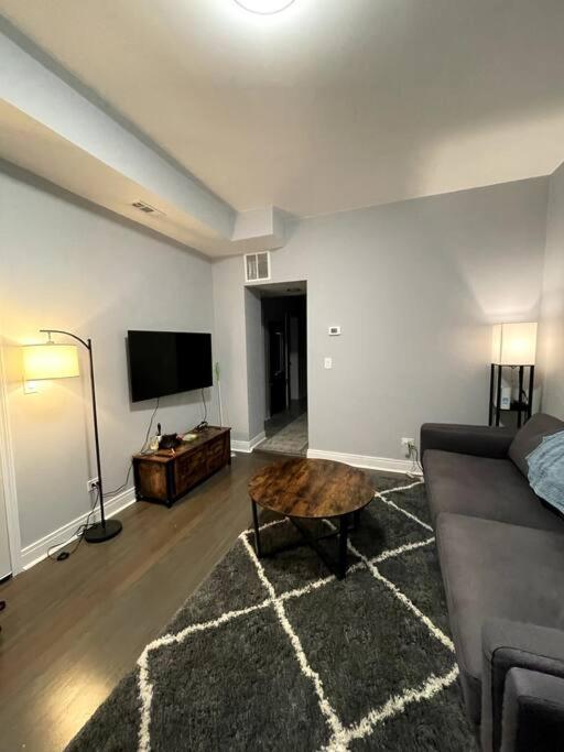 Lovely Logan Square 2-bedroom In Apartment *