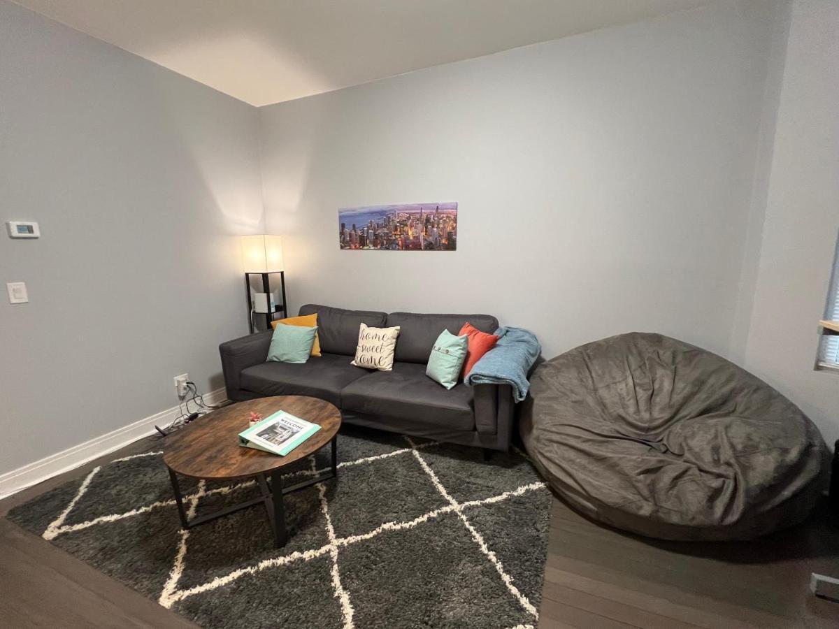 Apartment Lovely Logan Square 2-bedroom In