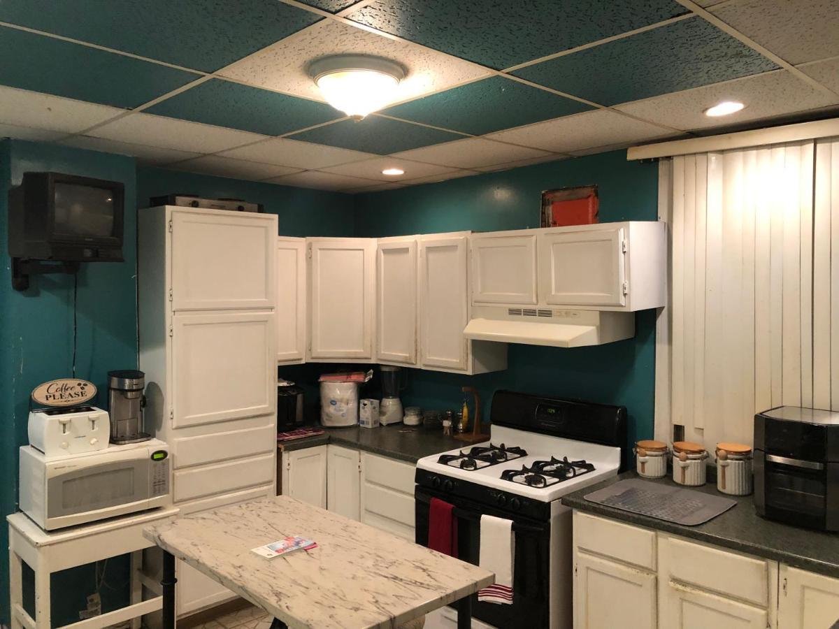 Cheerful Bedroom Free Parking Approx 15 Mins To Downtown Chicago!