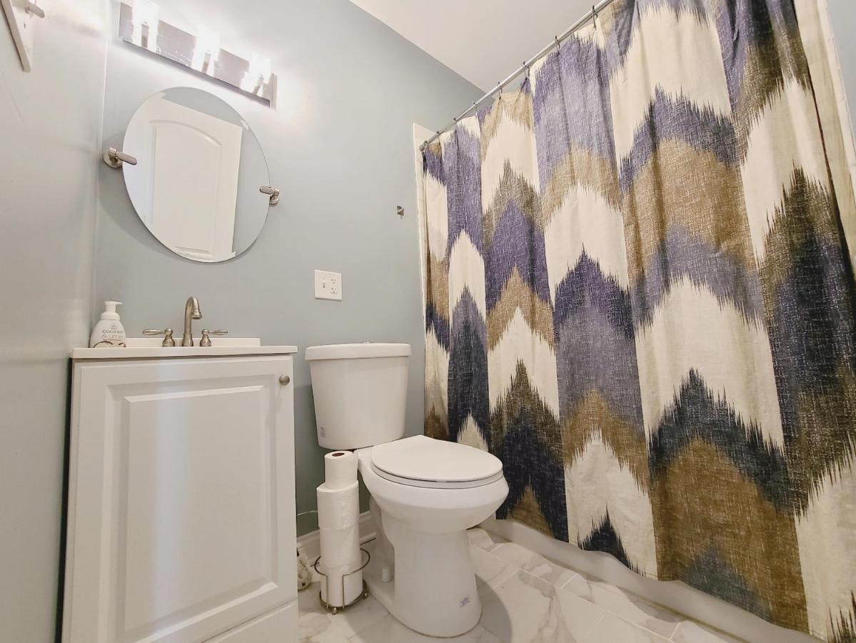 Beautiful 2 Bedroom 2 Bath Near United Center Apartment