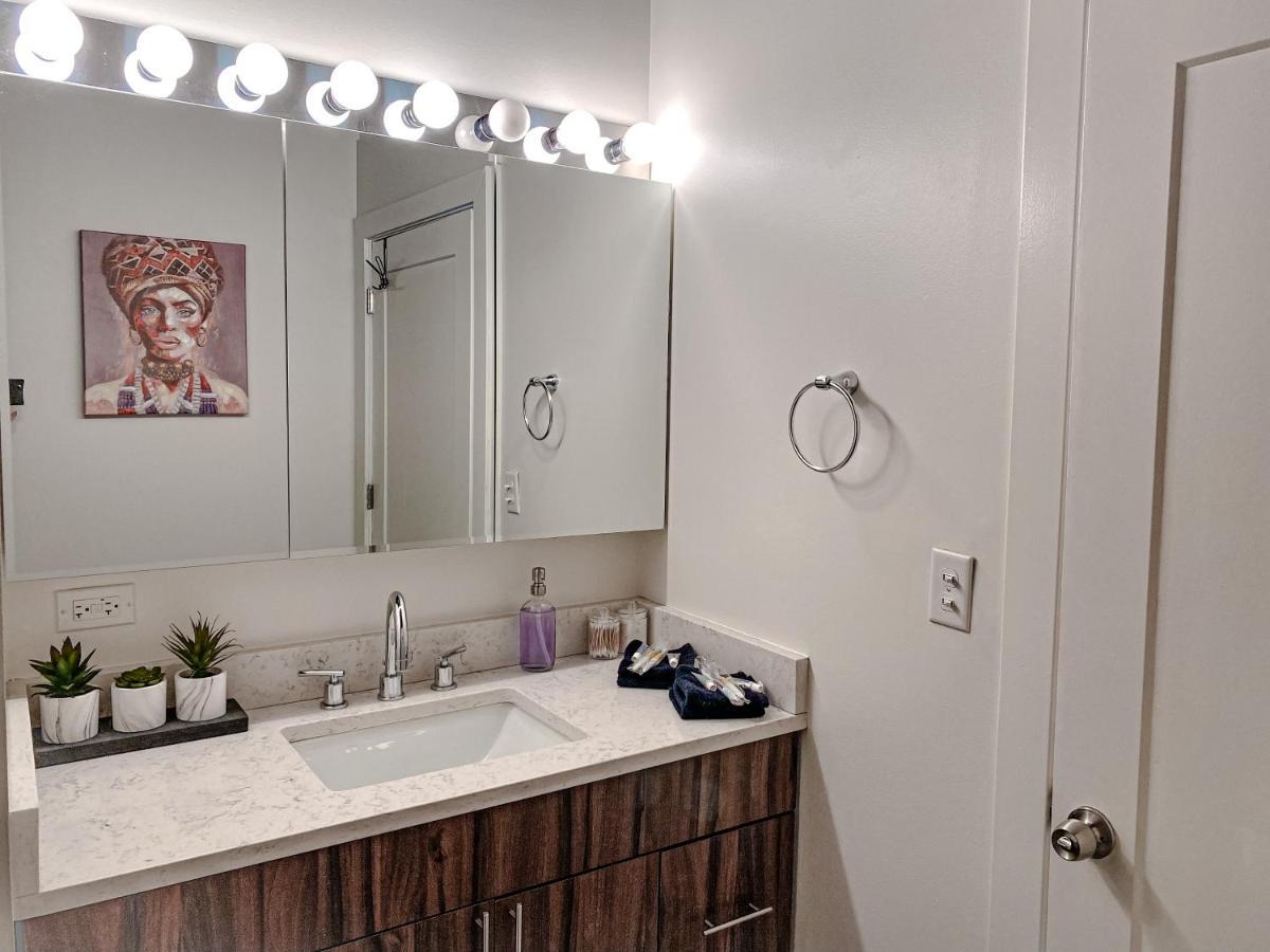 Spacious And Luxurious 3br-2ba Near Mccormick Place With Optional Parking - Sleeps 10