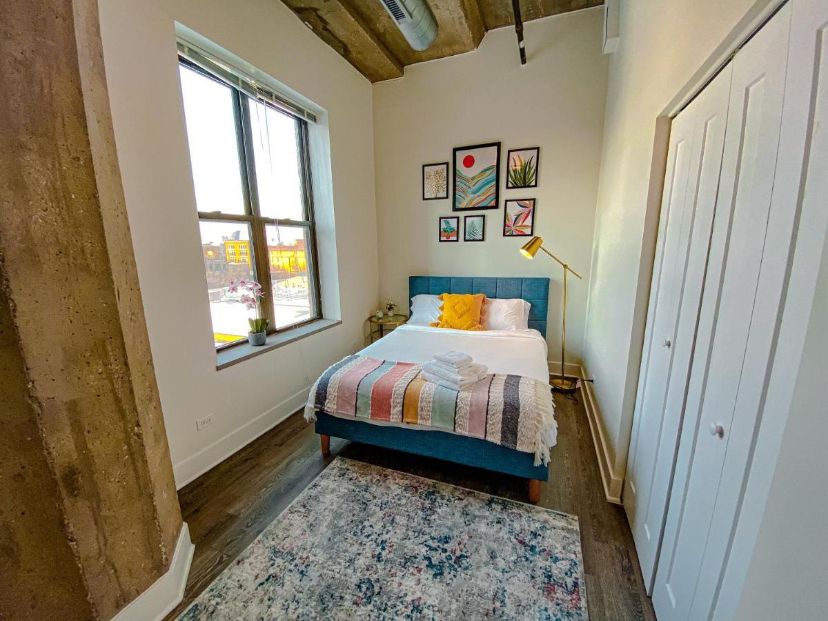 Spacious And Luxurious 3br-2ba Near Mccormick Place With Optional Parking - Sleeps 10 *