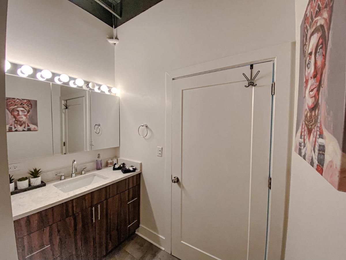 Spacious And Luxurious 3br-2ba Near Mccormick Place With Optional Parking - Sleeps 10