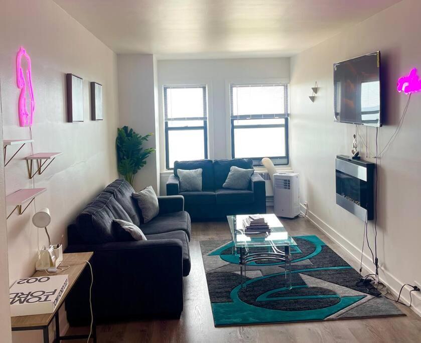Luxury 3 Bedroom With Fireplace & Lake View! Apartment *