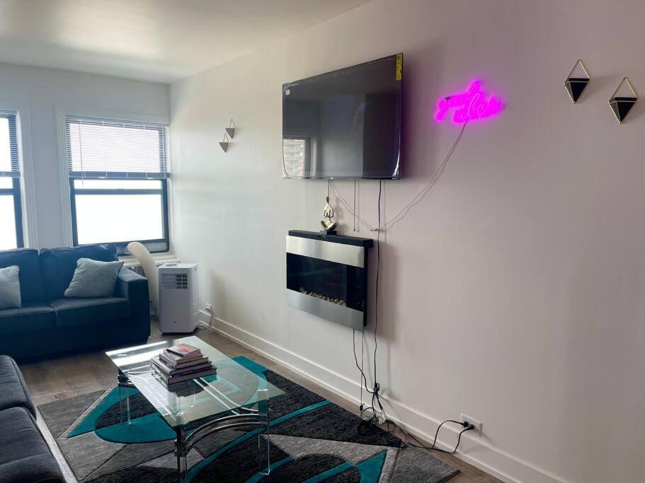Luxury 3 Bedroom With Fireplace & Lake View! Apartment