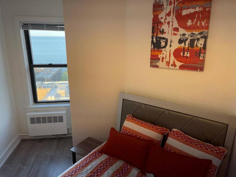 Luxury 3 Bedroom With Fireplace & Lake View! * Chicago
