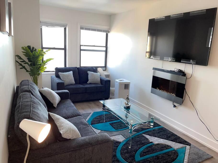 Apartment Luxury 3 Bedroom With Fireplace & Lake View!