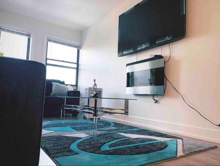 Luxury 3 Bedroom With Fireplace & Lake View! * Chicago