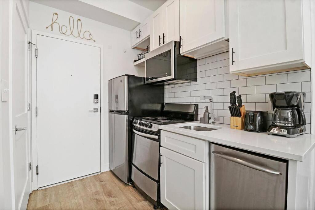 & Comfy Studio Apt Close To Shops & Dining - Montrose 210 & 212 * Chicago